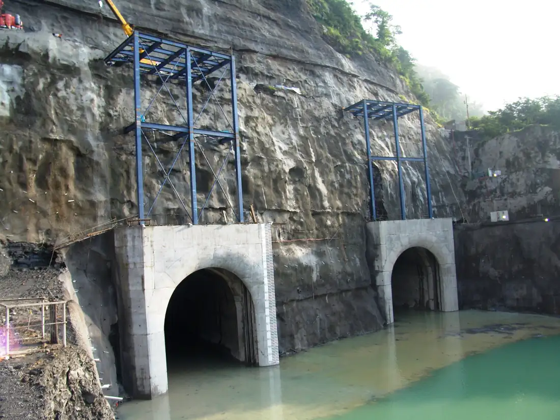 Portales de los túneles de desvío del río Grijalva, Ostuacán, Chiapas
