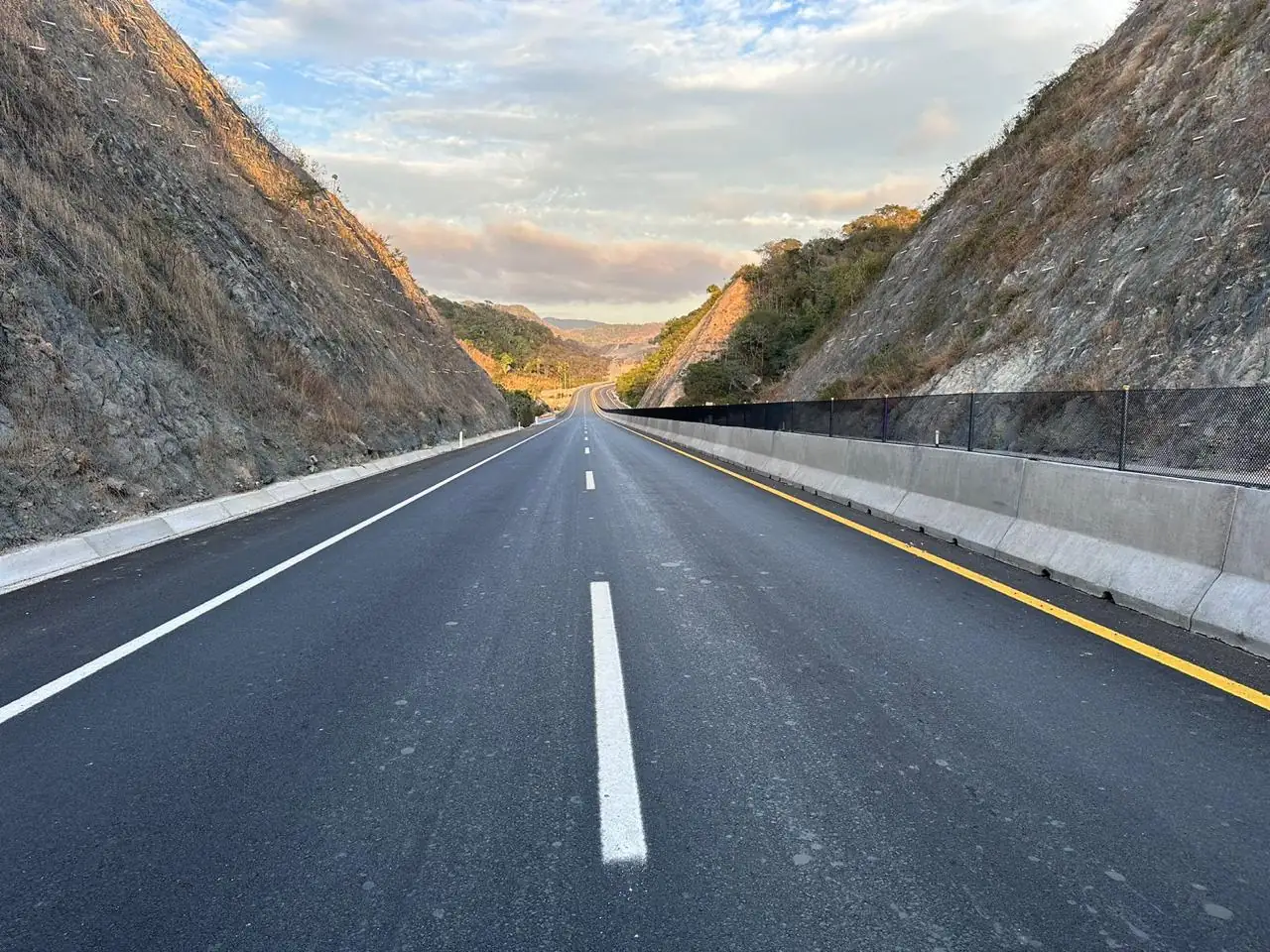 Carretera Jala–Puerto Vallarta, tramo terminado entre cortes de roca